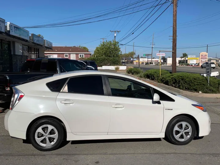 WHITE, 2015 TOYOTA PRIUS Image 14