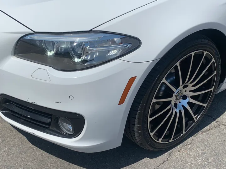 WHITE, 2016 BMW 5 SERIES Image 5