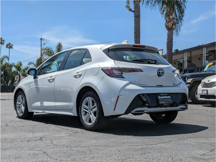 WHITE, 2019 TOYOTA COROLLA HATCHBACK Image 3