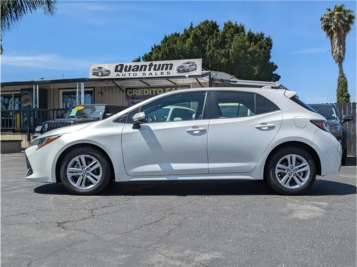 WHITE, 2019 TOYOTA COROLLA HATCHBACK Image 2