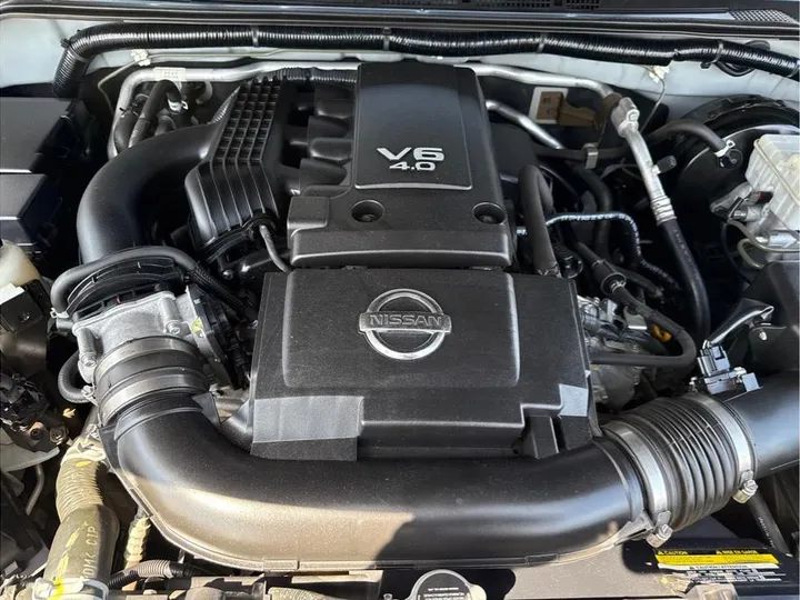 SILVER, 2019 NISSAN FRONTIER CREW CAB Image 17
