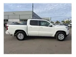 WHITE, 2022 NISSAN FRONTIER CREW CAB Thumnail Image 6