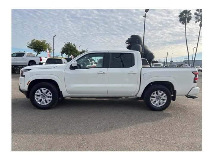 WHITE, 2022 NISSAN FRONTIER CREW CAB Image 2