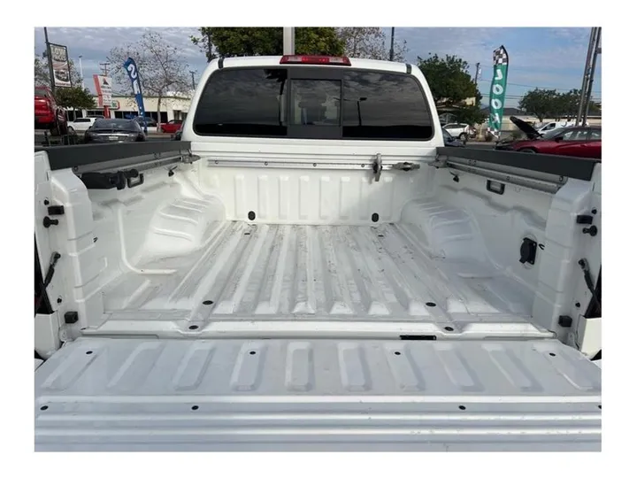 WHITE, 2022 NISSAN FRONTIER CREW CAB Image 22