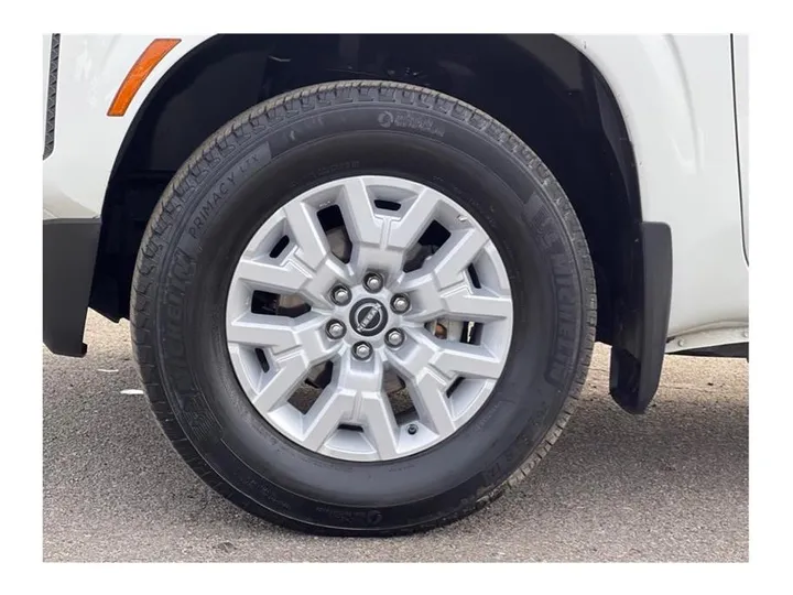 WHITE, 2022 NISSAN FRONTIER CREW CAB Image 9