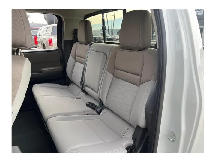 WHITE, 2022 NISSAN FRONTIER CREW CAB Image 14