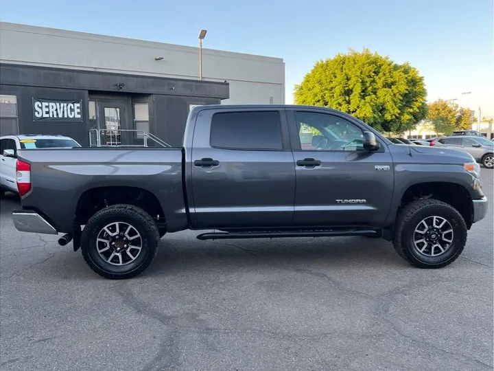 GRAY, 2017 TOYOTA TUNDRA CREWMAX Image 6