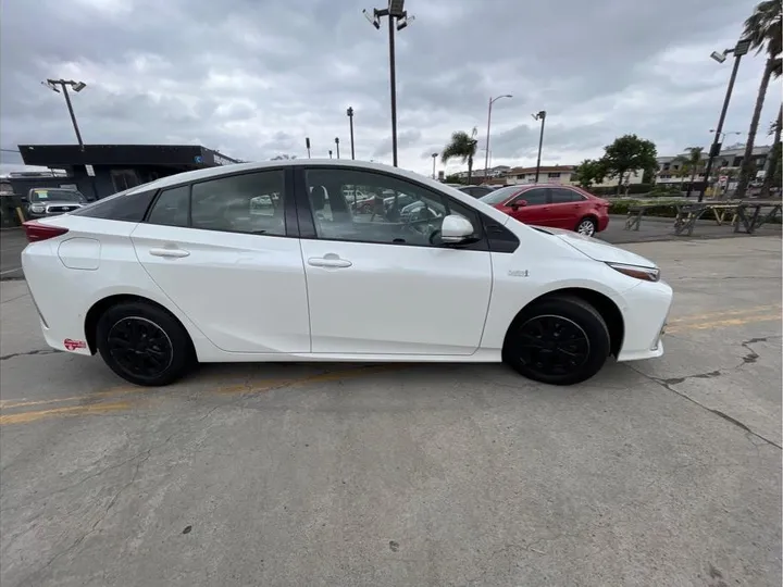 WHITE, 2018 TOYOTA PRIUS PRIME Image 4