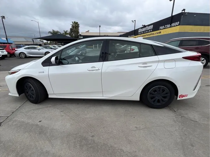 WHITE, 2018 TOYOTA PRIUS PRIME Image 8