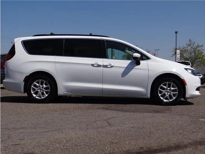 WHITE, 2020 CHRYSLER VOYAGER Image 6