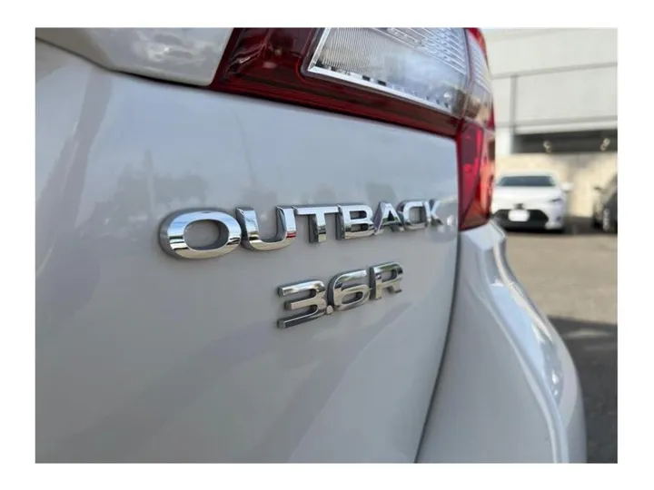 WHITE, 2018 SUBARU OUTBACK Image 11