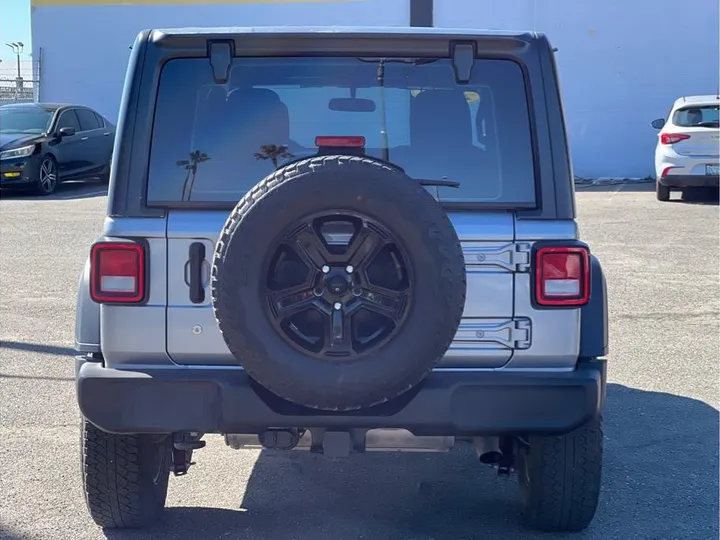 SILVER, 2018 JEEP WRANGLER UNLIMITED Image 4