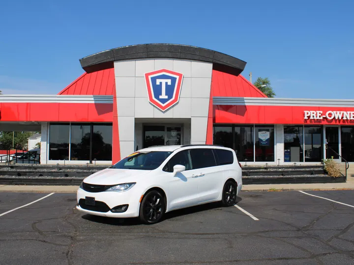 WHITE, 2018 CHRYSLER PACIFICA Image 1