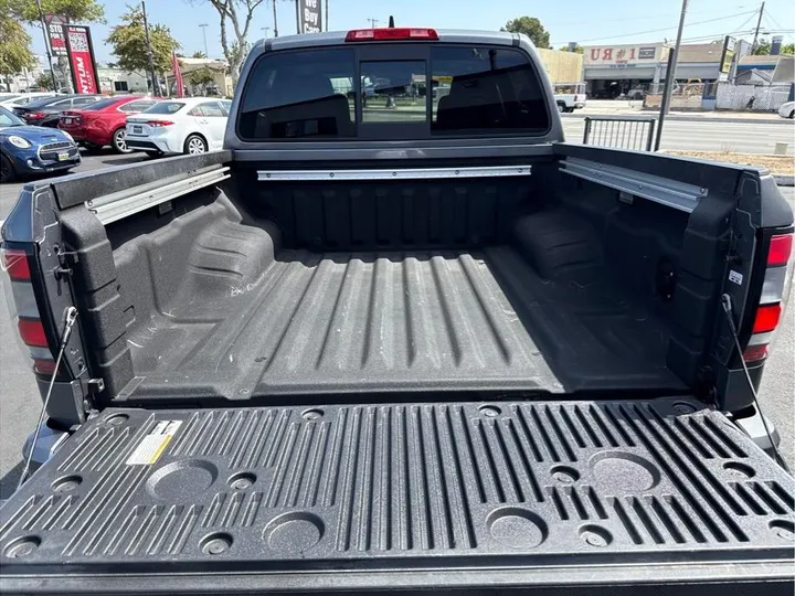 GRAY, 2022 NISSAN FRONTIER CREW CAB Image 10