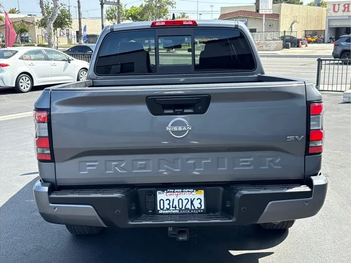 GRAY, 2022 NISSAN FRONTIER CREW CAB Image 4