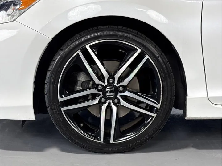 WHITE, 2017 HONDA ACCORD Image 9