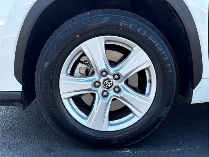 WHITE, 2022 TOYOTA HIGHLANDER Image 9