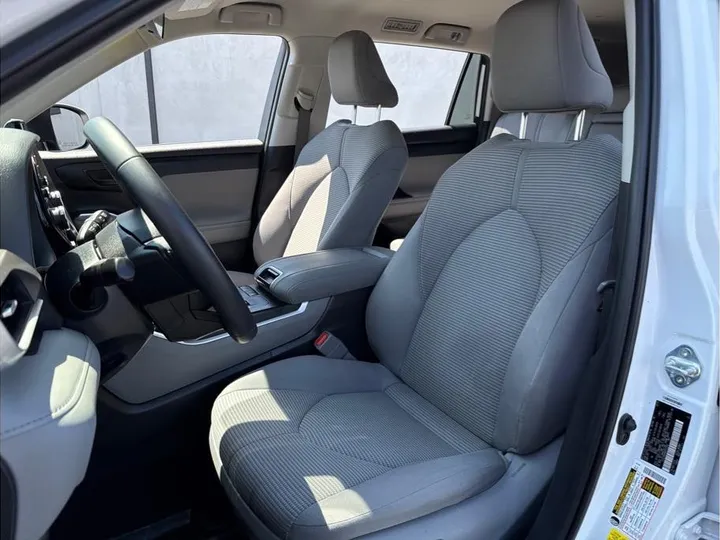 WHITE, 2022 TOYOTA HIGHLANDER Image 11