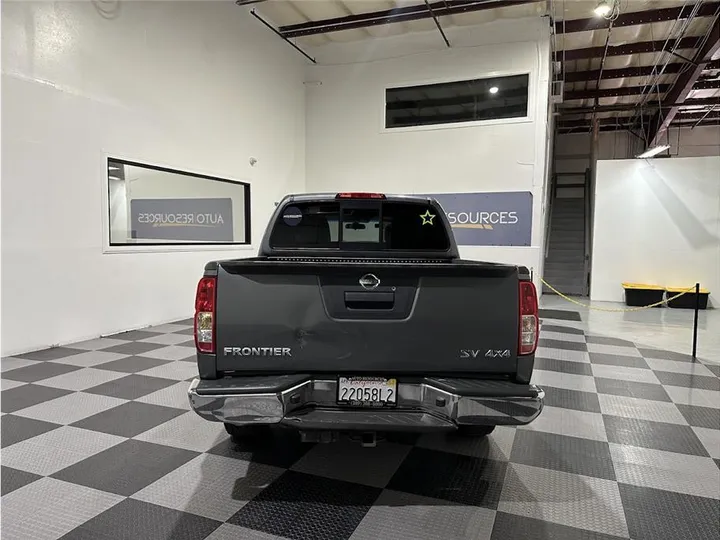 GRAY, 2018 NISSAN FRONTIER CREW CAB Image 6