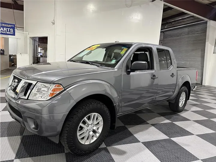 GRAY, 2018 NISSAN FRONTIER CREW CAB Image 9