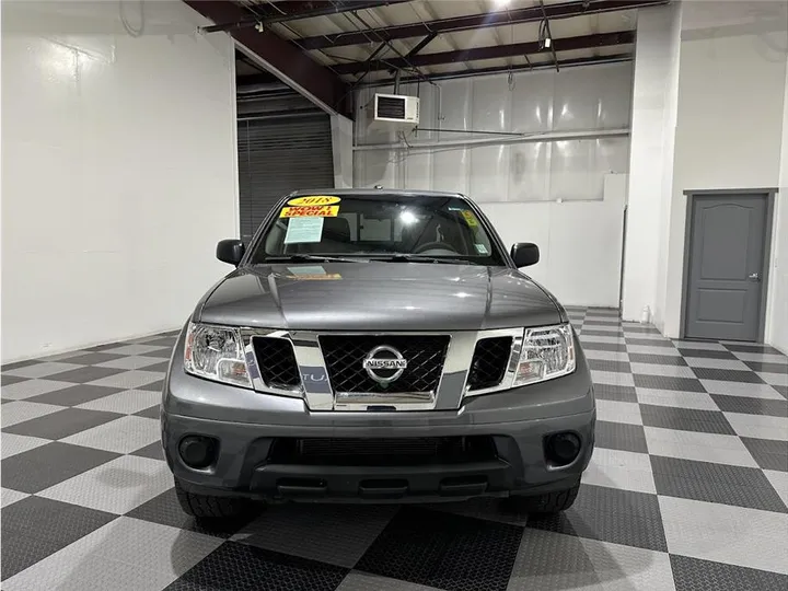 GRAY, 2018 NISSAN FRONTIER CREW CAB Image 3