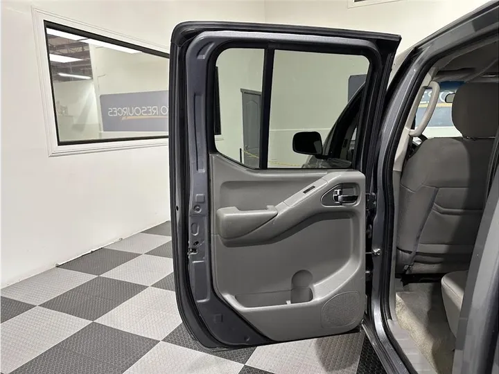 GRAY, 2018 NISSAN FRONTIER CREW CAB Image 15