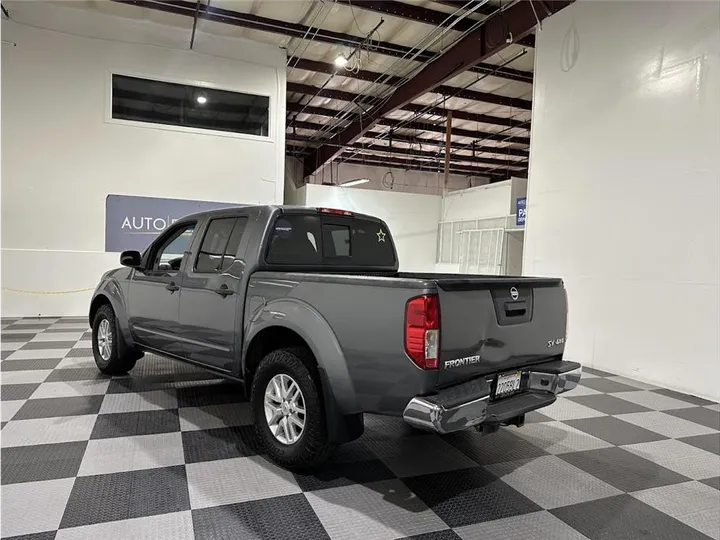 GRAY, 2018 NISSAN FRONTIER CREW CAB Image 7