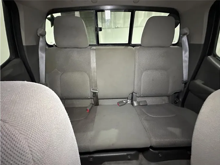 GRAY, 2018 NISSAN FRONTIER CREW CAB Image 29