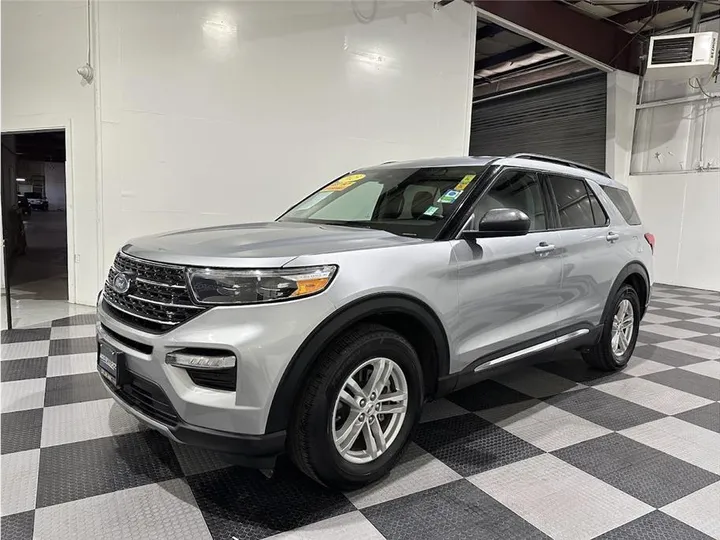 SILVER, 2023 FORD EXPLORER Image 9