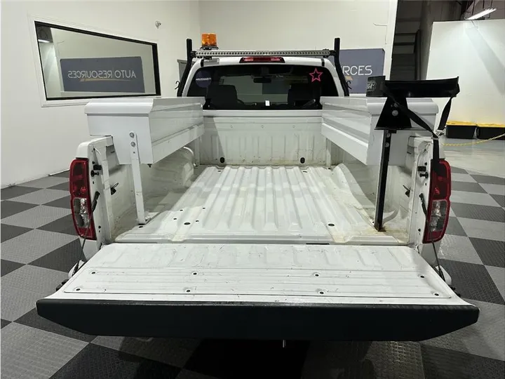 WHITE, 2019 NISSAN FRONTIER KING CAB Image 18