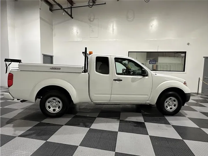 WHITE, 2019 NISSAN FRONTIER KING CAB Image 4