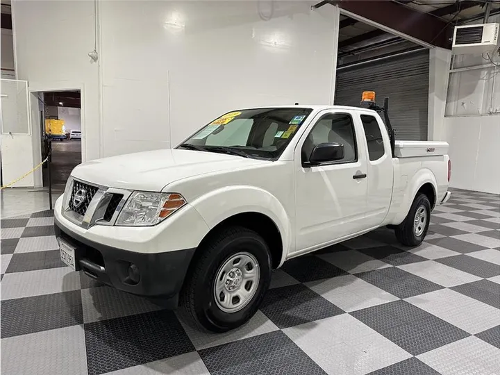 WHITE, 2019 NISSAN FRONTIER KING CAB Image 9