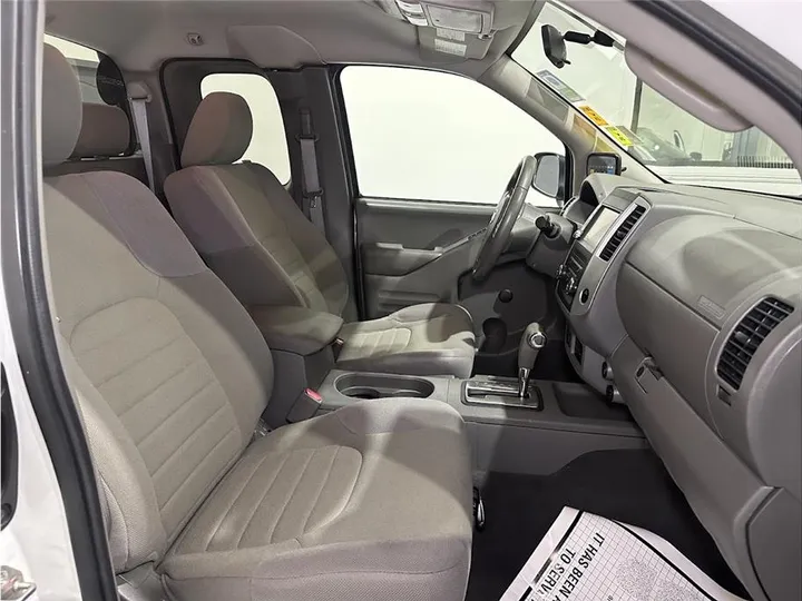 WHITE, 2019 NISSAN FRONTIER KING CAB Image 21