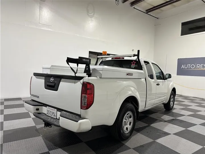 WHITE, 2019 NISSAN FRONTIER KING CAB Image 5