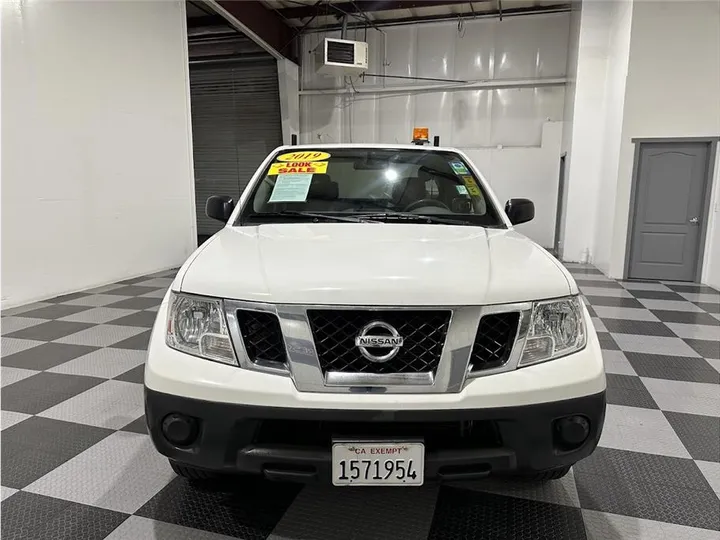 WHITE, 2019 NISSAN FRONTIER KING CAB Image 3