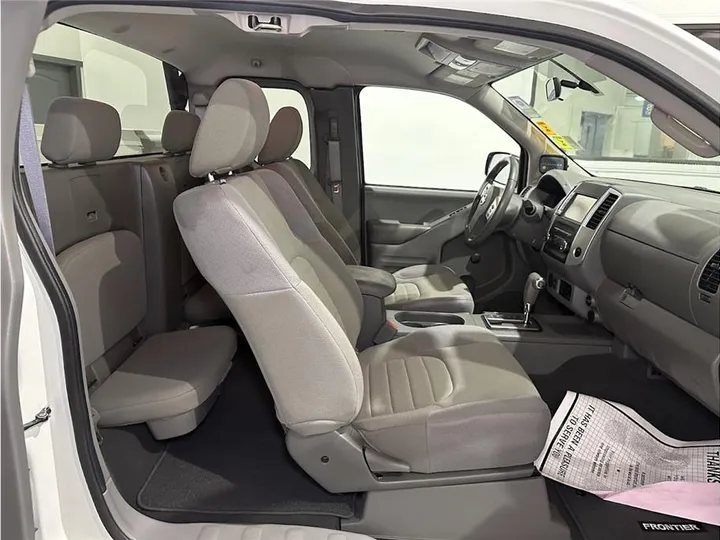 WHITE, 2019 NISSAN FRONTIER KING CAB Image 23