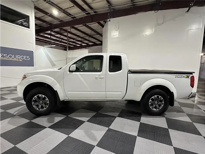 WHITE, 2015 NISSAN FRONTIER KING CAB Image 8