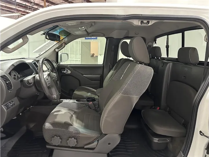 WHITE, 2015 NISSAN FRONTIER KING CAB Image 15