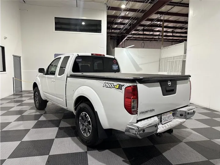 WHITE, 2015 NISSAN FRONTIER KING CAB Image 7