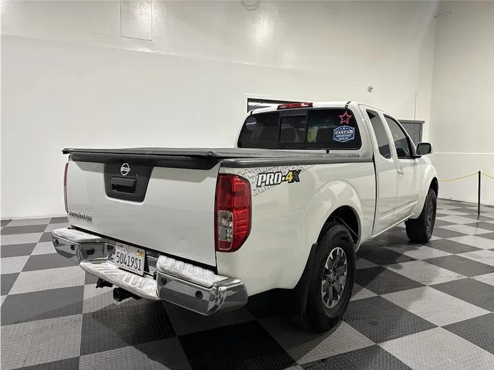 WHITE, 2015 NISSAN FRONTIER KING CAB Image 5