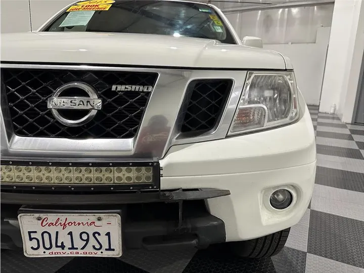 WHITE, 2015 NISSAN FRONTIER KING CAB Image 10