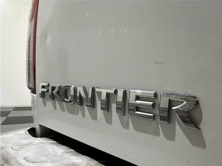 WHITE, 2015 NISSAN FRONTIER KING CAB Image 19