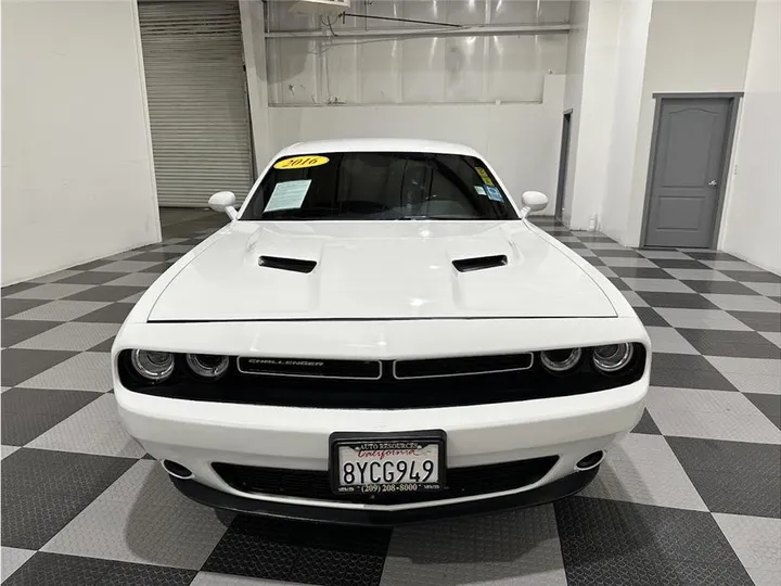 WHITE, 2016 DODGE CHALLENGER Image 3