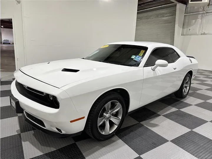 WHITE, 2016 DODGE CHALLENGER Image 9