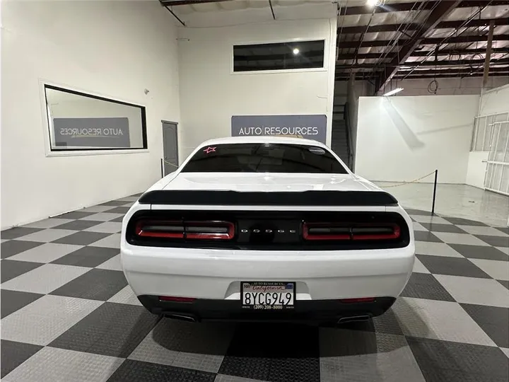 WHITE, 2016 DODGE CHALLENGER Image 6