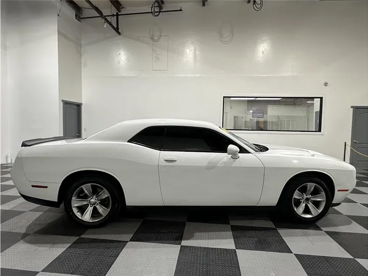 WHITE, 2016 DODGE CHALLENGER Image 4