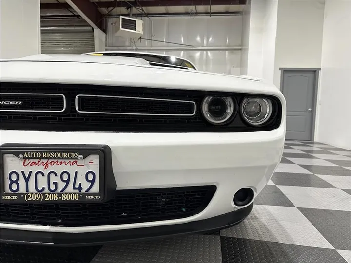 WHITE, 2016 DODGE CHALLENGER Image 10