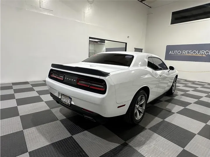 WHITE, 2016 DODGE CHALLENGER Image 5