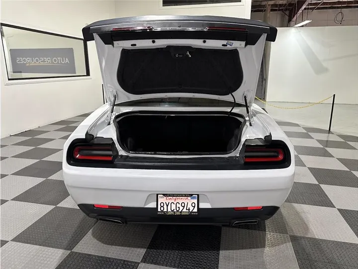 WHITE, 2016 DODGE CHALLENGER Image 16