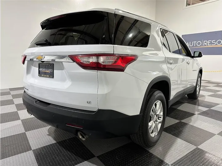 WHITE, 2021 CHEVROLET TRAVERSE Image 4